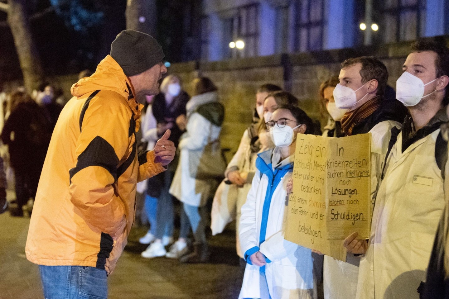 Ein Teilnehmer einer als «Spaziergang» deklarierten Demo von Impfgegnern und Kritikern der Corona-Maßnahmen redet am Uni-Klinikum Dresden auf zahlreiche Gegendemonstranten ein.