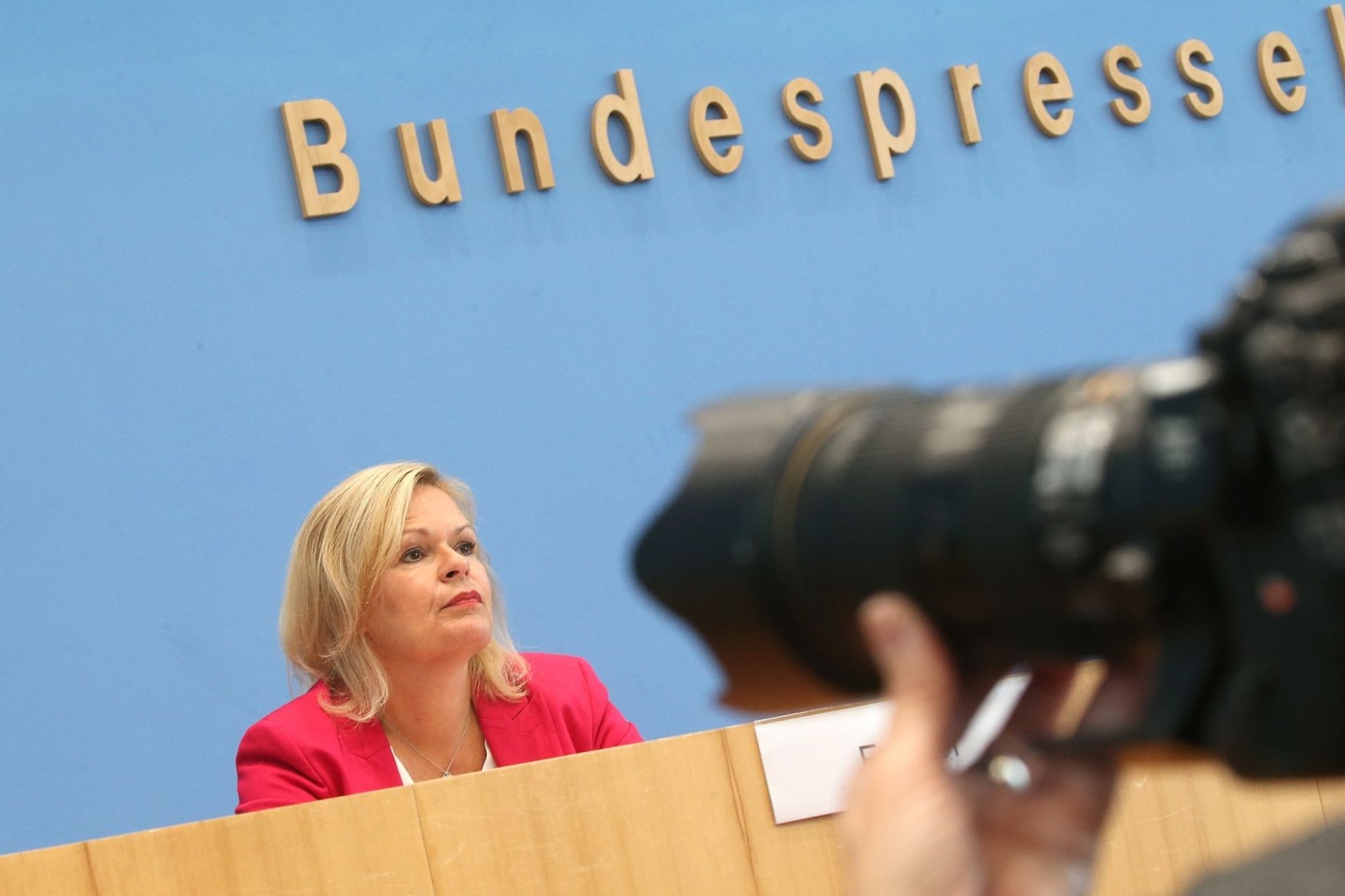 Bundesinnenministerin Nancy Faeser (SPD) nimmt vor der Bundespressekonferenz an der Vorstellung des vom Bundeskriminalamt veröffentlichten Lagebericht zur Organisierten Kriminalität teil.