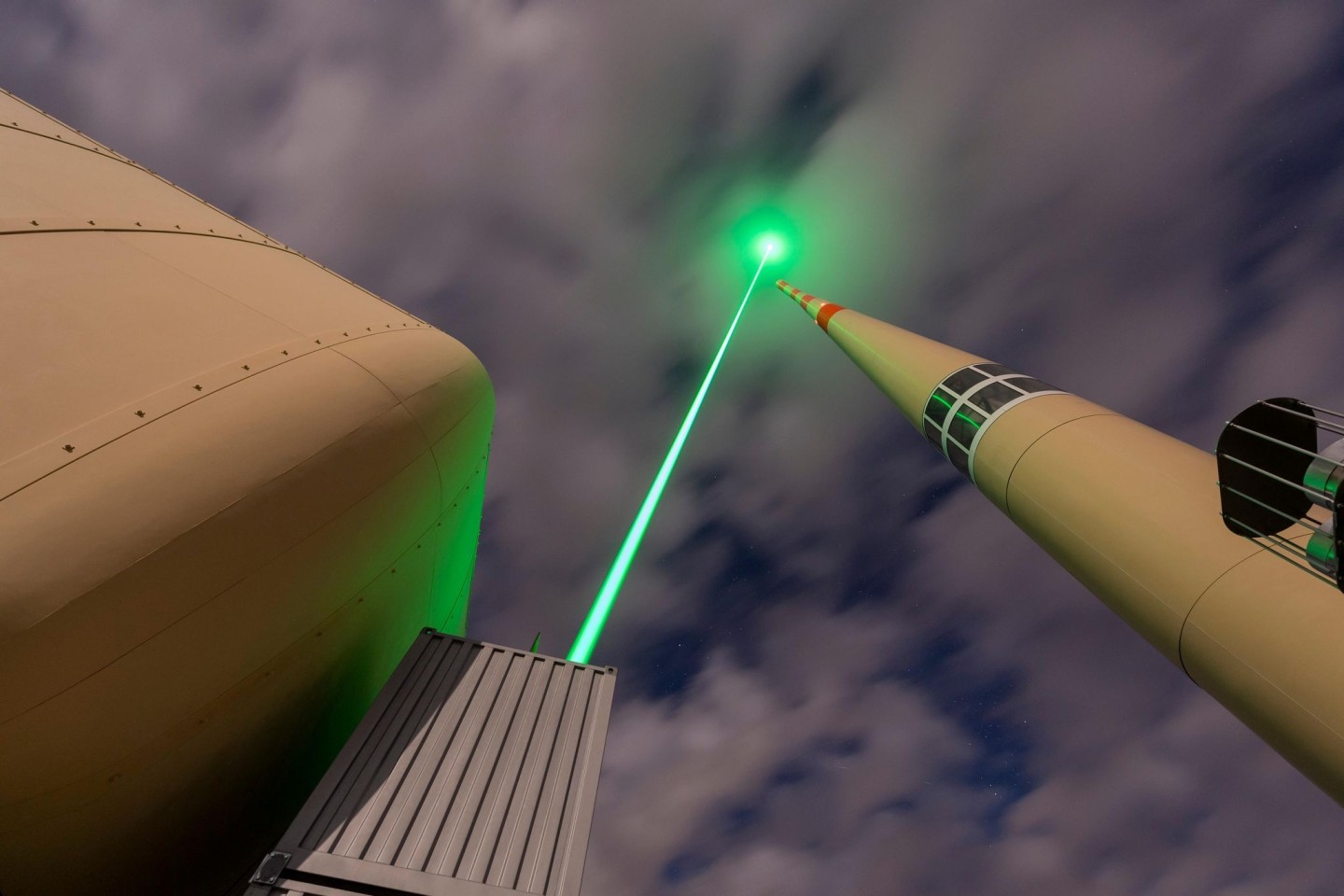 Ein Laser kann bei einem Gewitter Blitzentladungen zu einem Blitzableiter führen.