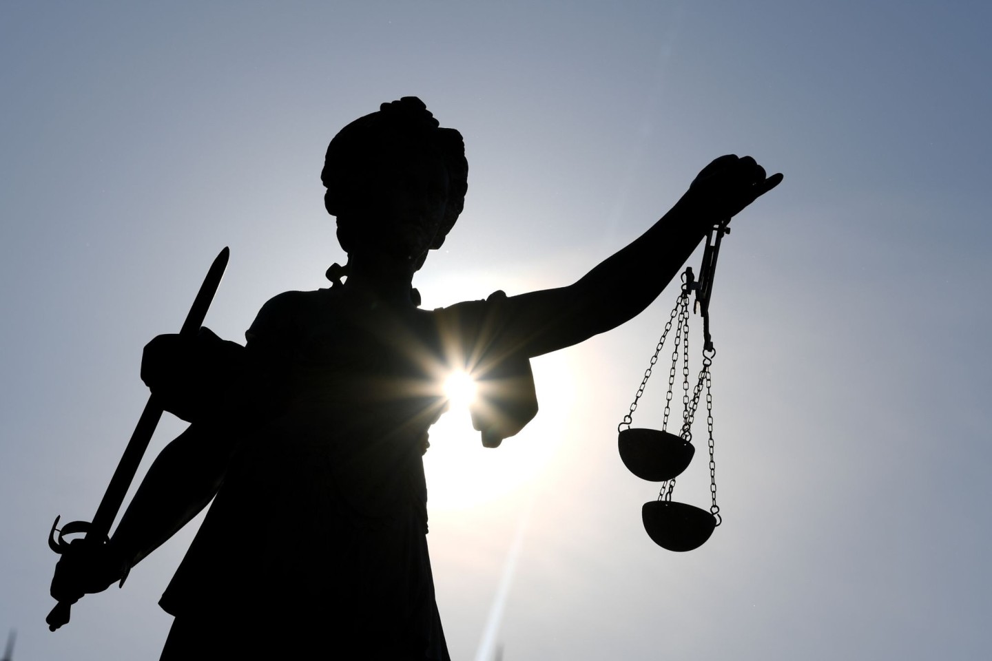 Die Statue der Justitia steht für Gerechtigkeit: Das Landgericht Salzburg hat einen Mann für einen Doppelmord zu lebenslanger Haft verurteilt.