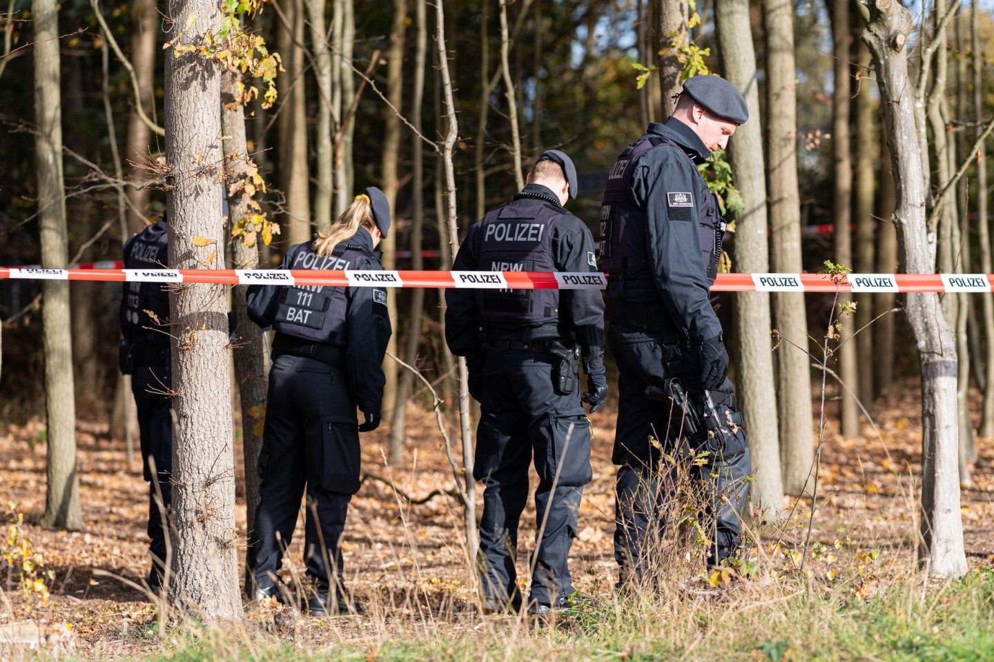 Polizisten durchsuchen das Gelände, in dem die 13-Jährige morgens bewusstlos aufgefunden wurde.