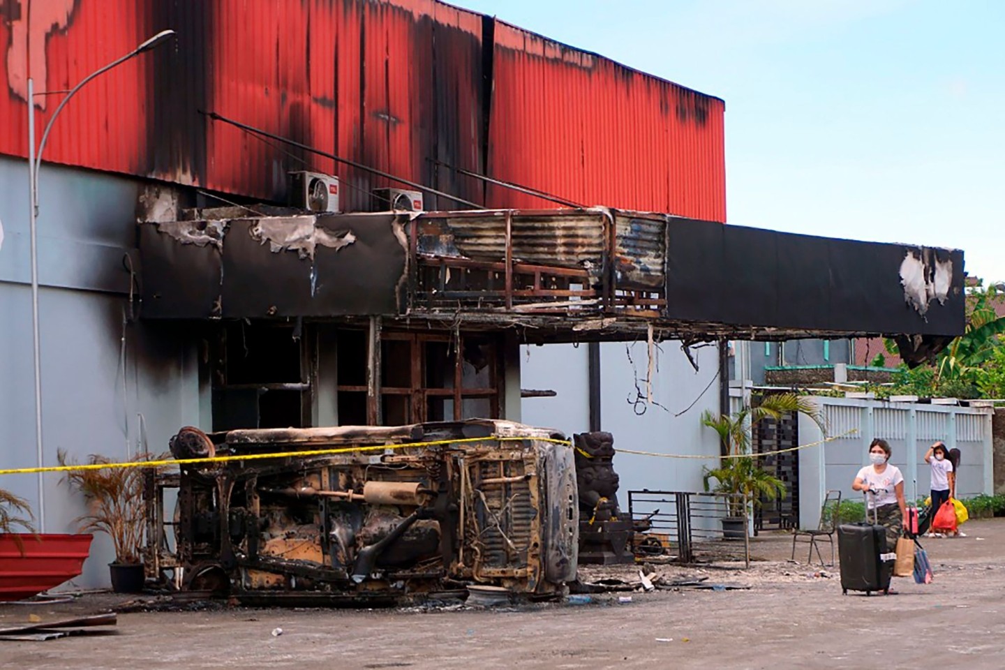 Der völlig ausgebrannte Nachtclubs in Sorong in der Provinz West Papua.