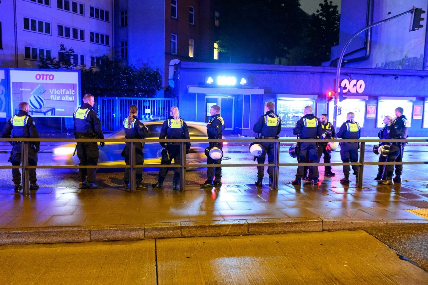Bereitschaftspolizisten am Einsatzort vor einem Hamburger Musikclub. Zwischen 100 und 150 Personen waren an der Schlägerei beteiligt.