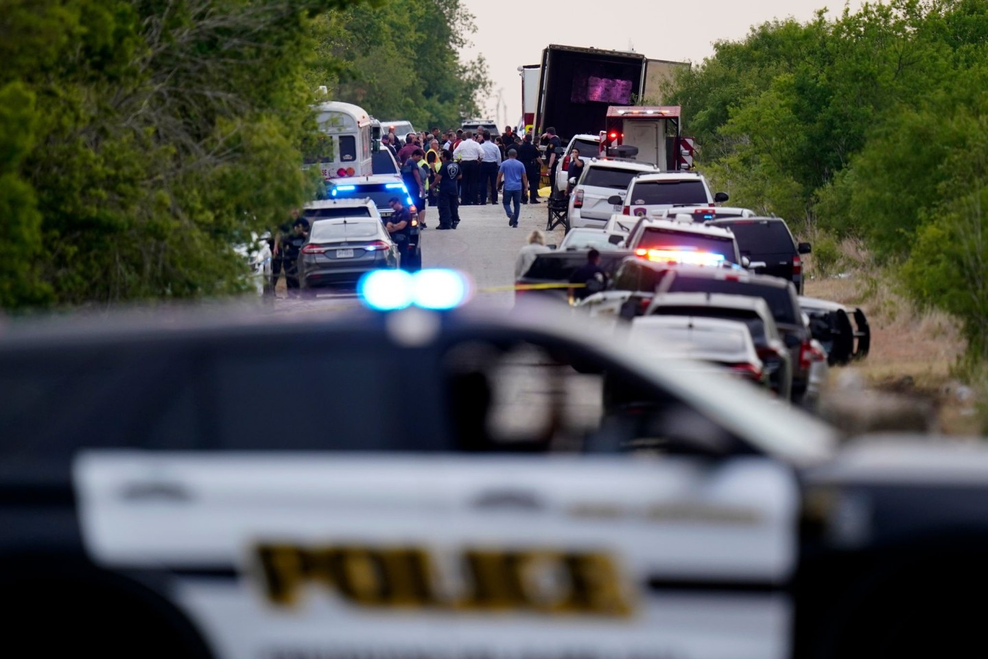 Die Polizei sperrt den Ort ab, an dem ein Lkw-Anhänger mit Dutzenden Leichen entdeckt wurde.