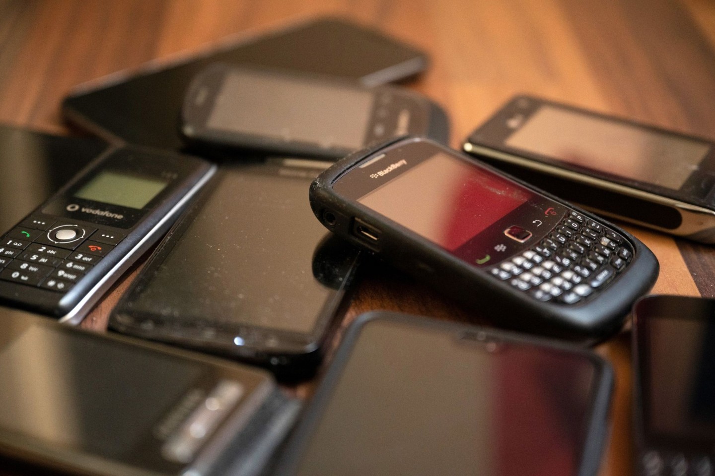Ungenutzte Handys. Von den rund 16 Milliarden Mobiltelefonen weltweit werden nach Schätzungen in diesem Jahr etwa 5,3 Milliarden zu Abfall.