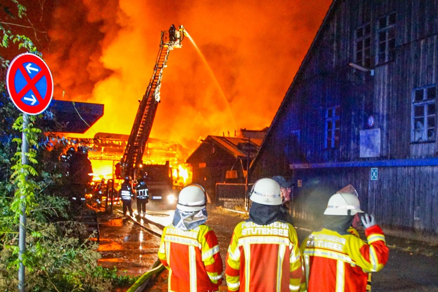 Einsatzkräfte der Feuerwehr löschen die brennende Lagerhalle in Weingarten nach einem Blitzeinschlag.