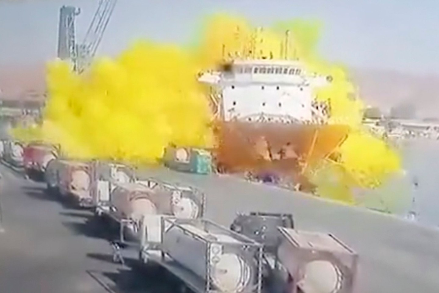 Diese Aufnahme einer Überwachungskamera zeigt die Chlorgasexplosion, nachdem ein Container im Hafen von Akaba heruntergefallen war.