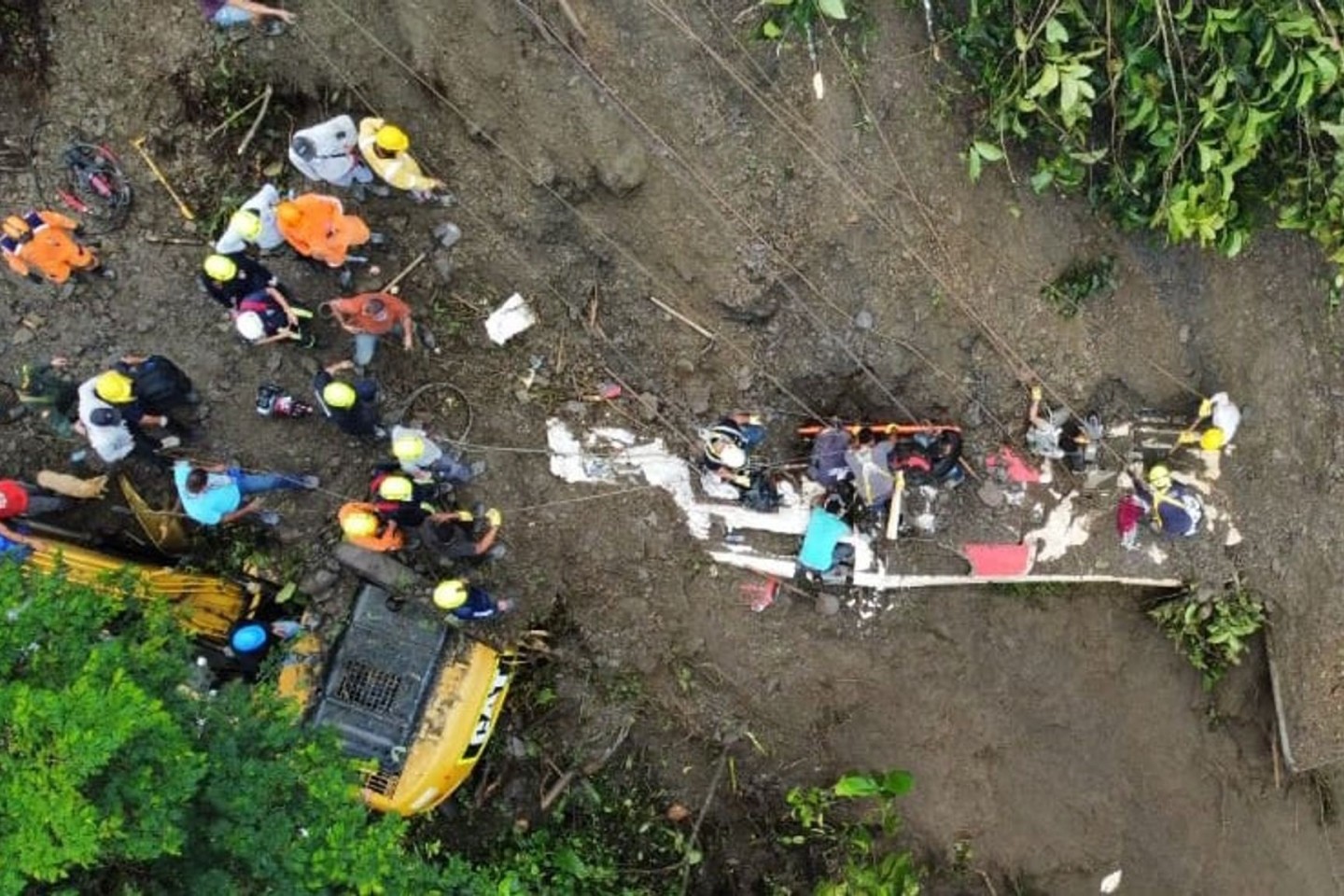 Rettungseinheiten sind im kolumbianischen Risaralda im Einsatz, nachdem Passagiere eines Busses von einem Erdrutsch verschüttet wurden.
