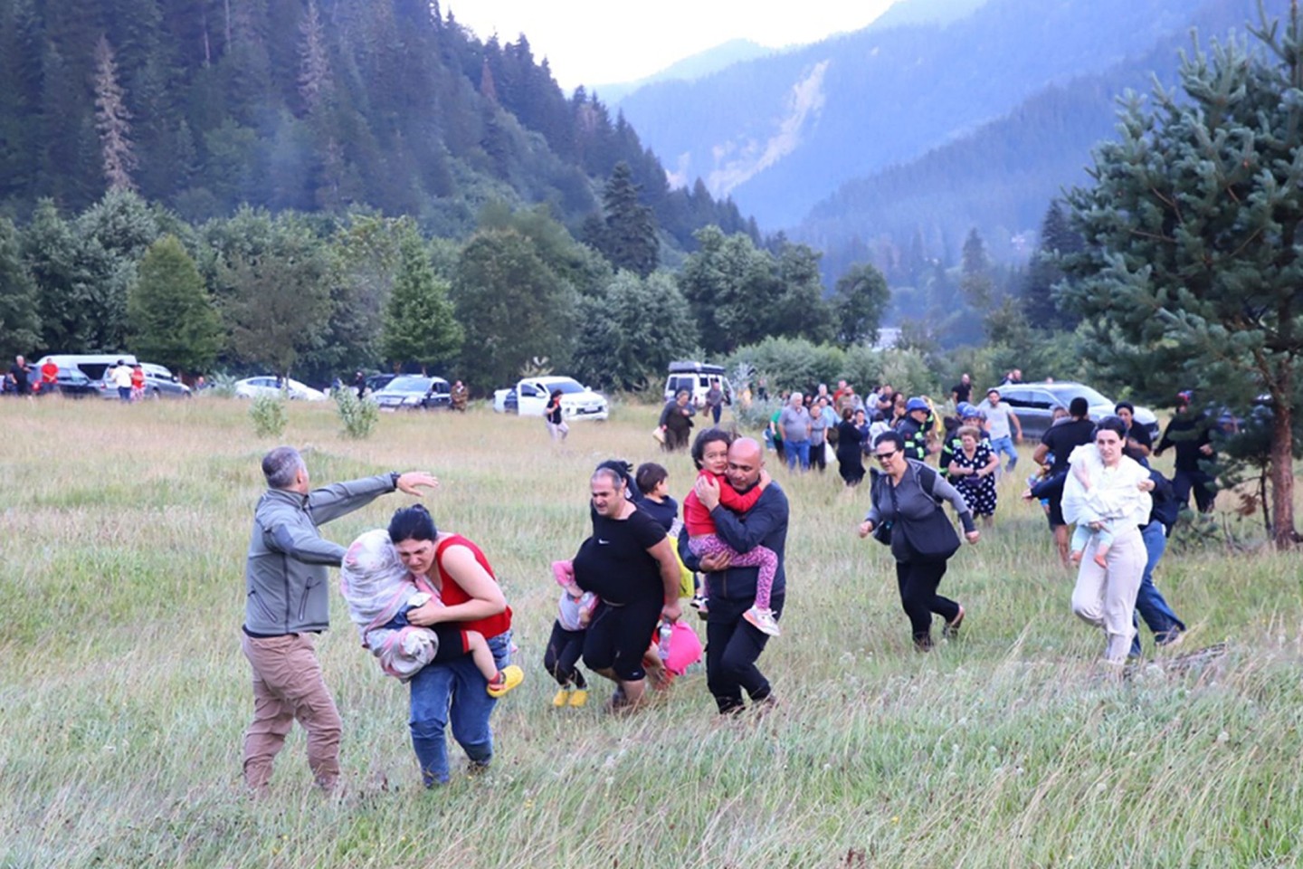 Menschen werden nach einem Erdrutsch in der Nähe von Schowi in Georgien aus einem Ferienort evakuiert.