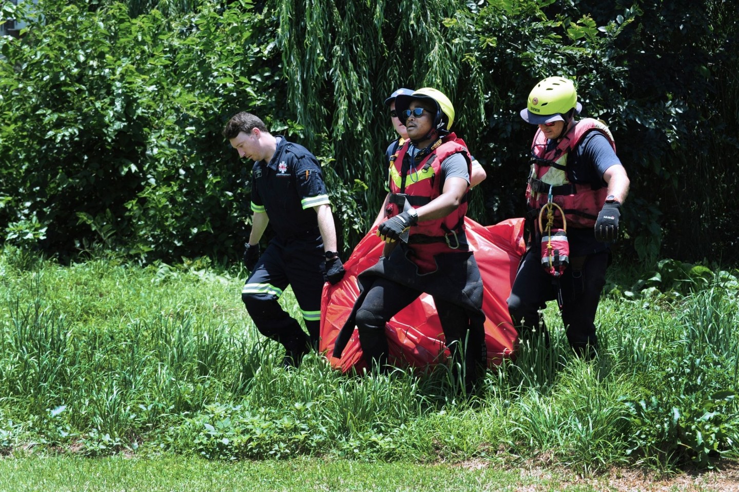 Rettungskräfte tragen die Leiche eines Todesopfers, das aus dem Fluss Jukskei geborgen wurde.