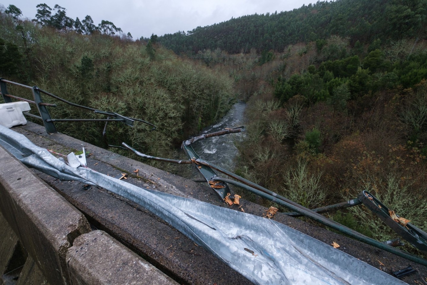 Ein Gitter auf einer Brücke ist zerstört, nachdem ein Bus an dieser Stelle abgestürzt war. Bei einem Busunfall kamen in Galicien im Nordwesten Spaniens mindestens vier Menschen ums Leben...