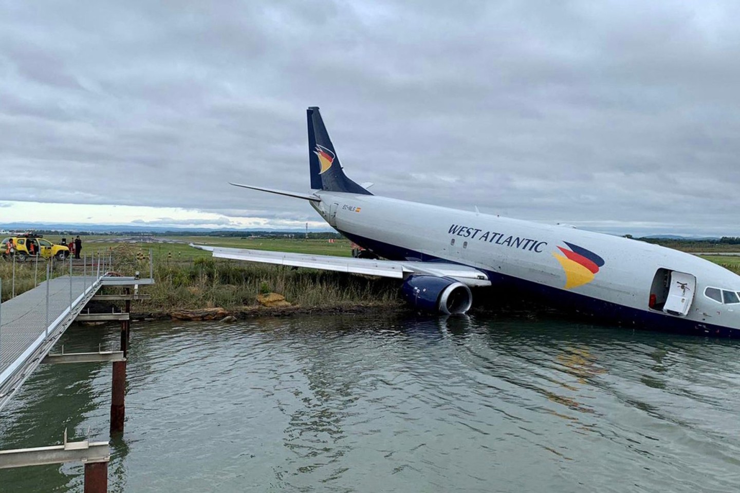 Der Flieger der West Atlantic Airline ist bei der nächtlichen Landung über die Landebahn hinausgeschossen.