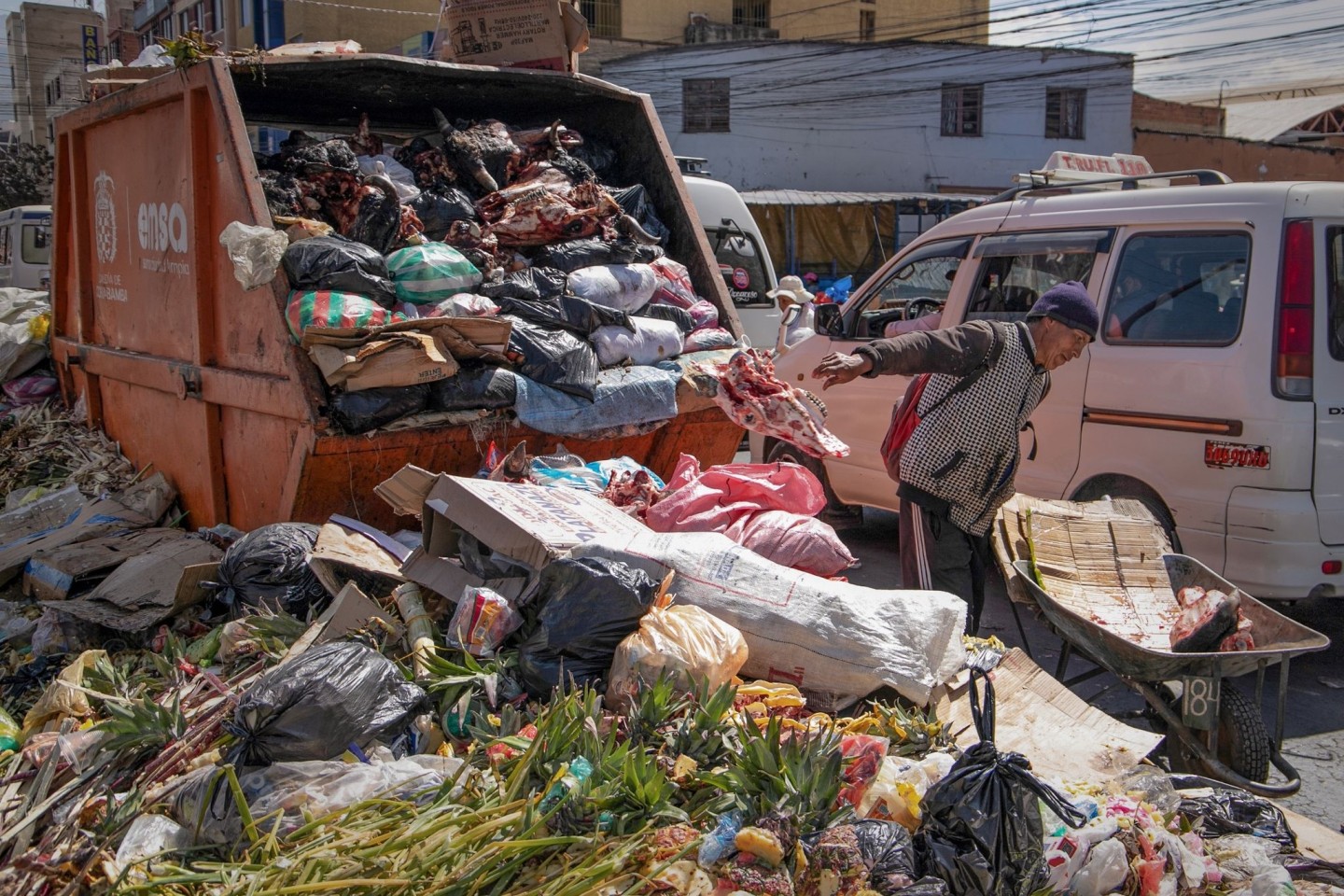 Nach der tagelangen Blockade durch die Einwohner Cochabambas stapelt sich der Müll auf den Straßen der bolivianischen Stadt.