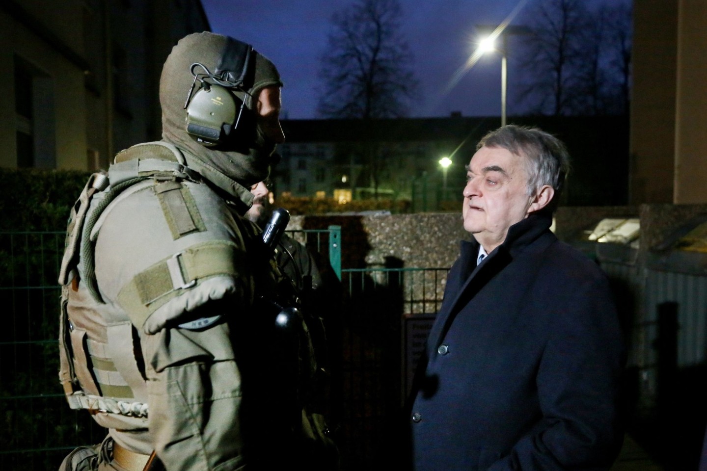 Der nordrhein-westfälische Innenminister Herbert Reul (CDU) spricht mit einem Polizisten der Spezialeinheiten.