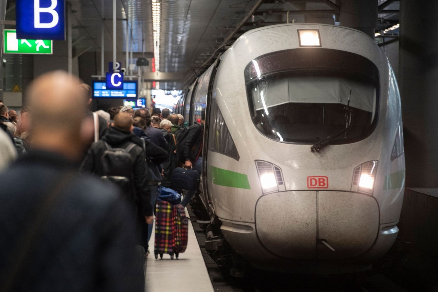Unzählige Reisende sind am Samstag den norddeutschen Bahnhöfen gestrandet, weil der komplette Fernverkehr und teils auch der Regionalverkehr in weiten Teilen zum Erliegen gekommen ist.
