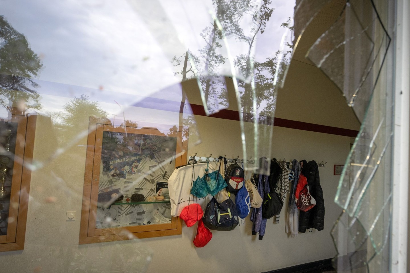Nach Tornados mit Verletzten und hohem Sachschaden im Osten Nordrhein-Westfalens bleiben einige Schulen geschlossen, während die Aufräumarbeiten weitergehen.