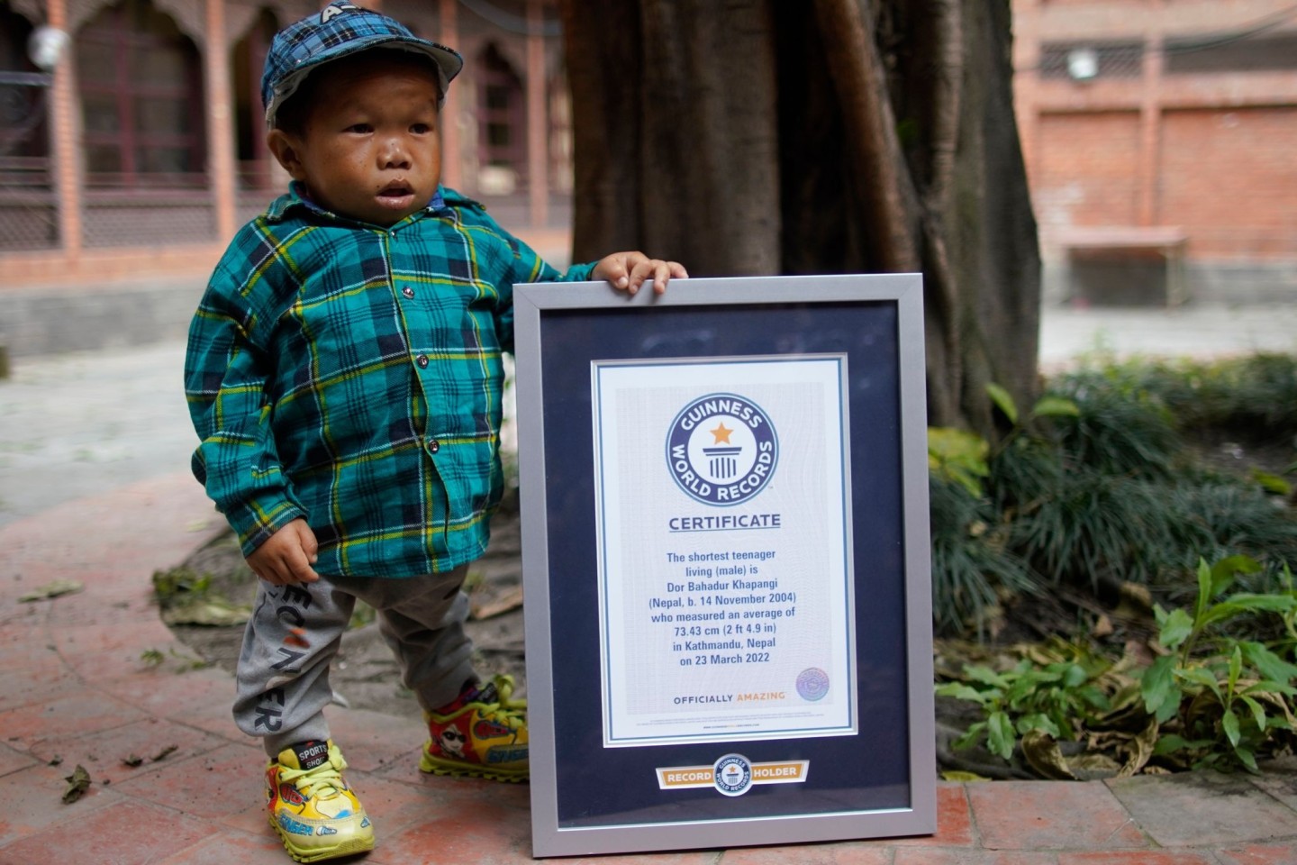 Der 17-jährige Dor Bahadur Khapangi steht neben seiner Urkunde für seinen Eintrag im Guinness-Buch der Rekorde.