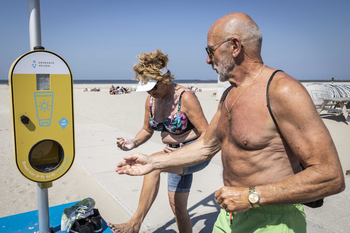Ein Spender mit kostenlosem Sonnenschutzcreme an einem Strand in den Niederlanden.