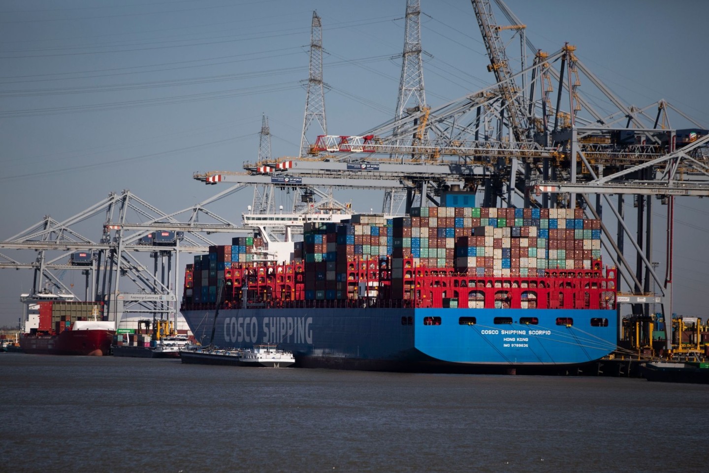 Container werden von einem Containerschiff im Hafen von Antwerpen entladen.