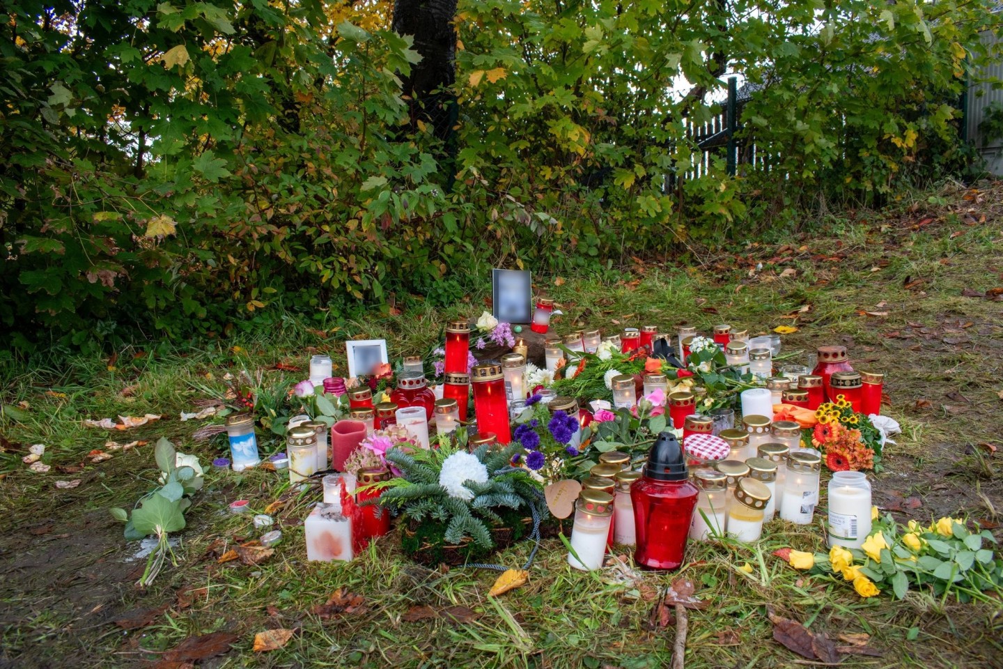 Blumen und Kerzen im Gedenken an einen Obdachlosen. Er wurde mit Messerstichen getötet.