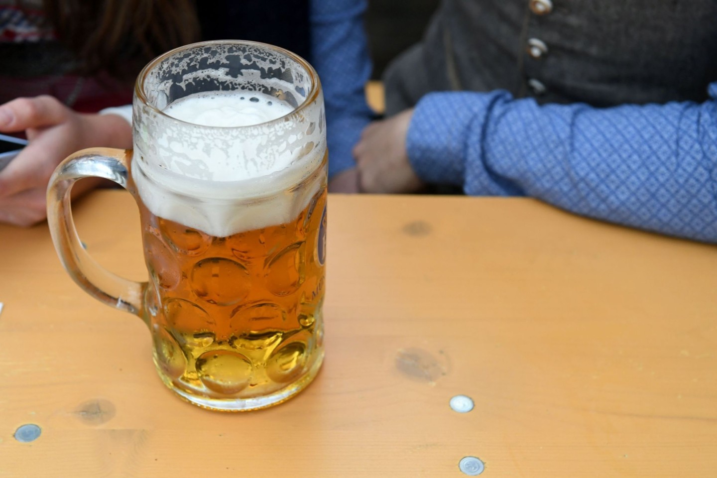 Eine Maß Bier steht im Hofbräuzelt auf einem Tisch.