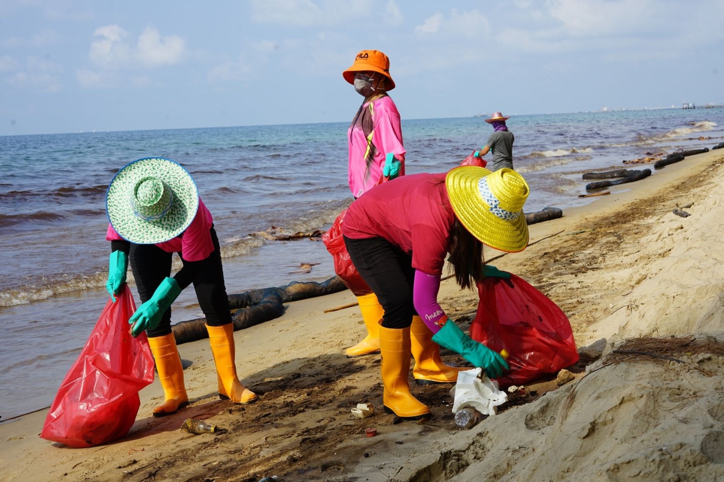 Am Strand Mae Ramphueng in der Provinz Rayon wird mit Öl verschmutztes Material eingesammelt.