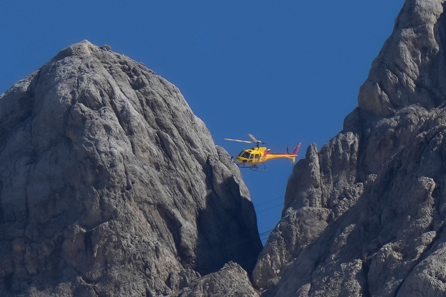 Ein Rettungshubschrauber überfliegt den Punta-Rocca-Gletscher.