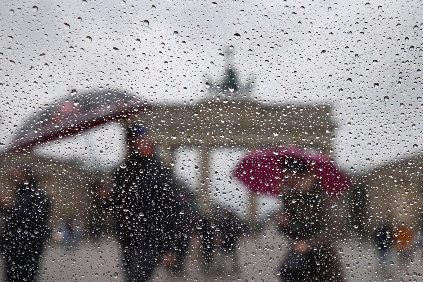 Regenwetter und Sturm am Brandenburger Tor in Berlin.