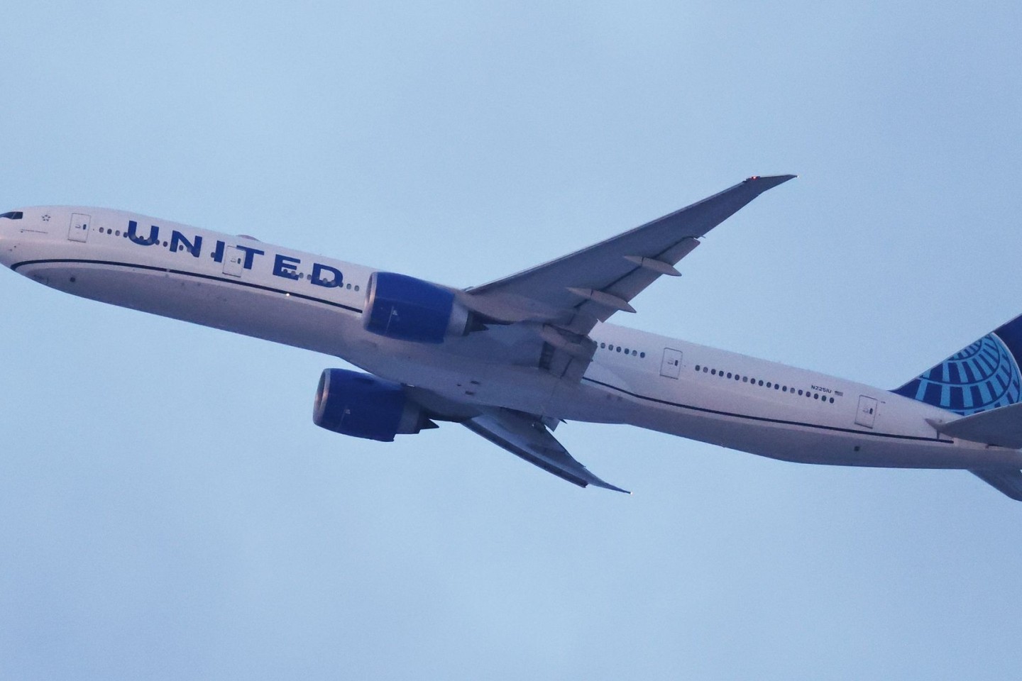 Auf einem Flug von Los Angeles nach Boston ist ein 33-Jähriger auf die Crew losgegangen.