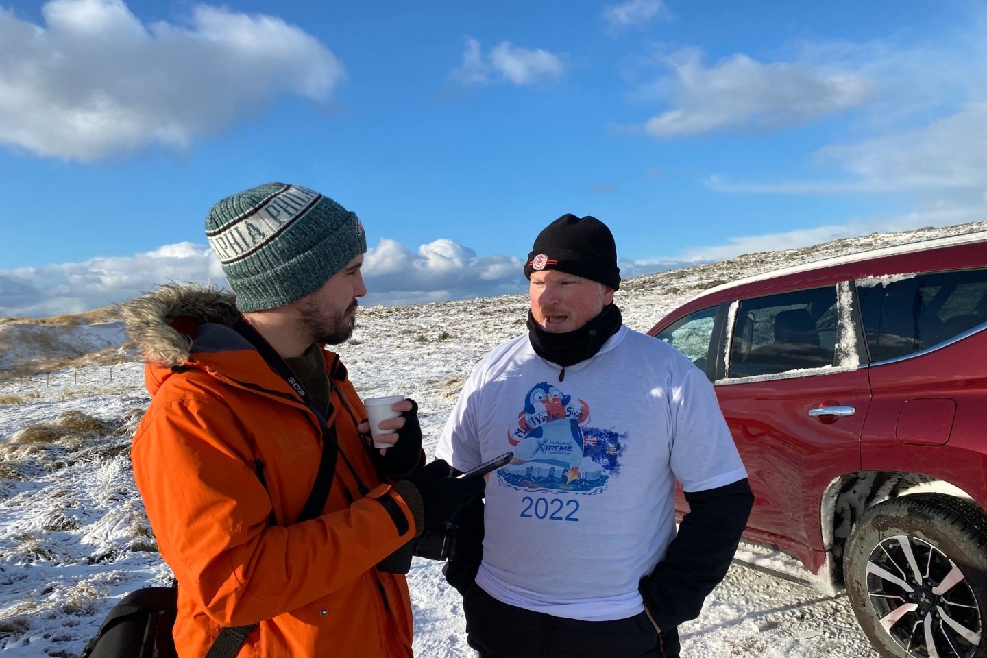 «Penguin News»-Reporter Nick Roberts (l) im Interview mit Marcus Morrison, Organisator des Winterschwimmens auf den Falklandinseln.