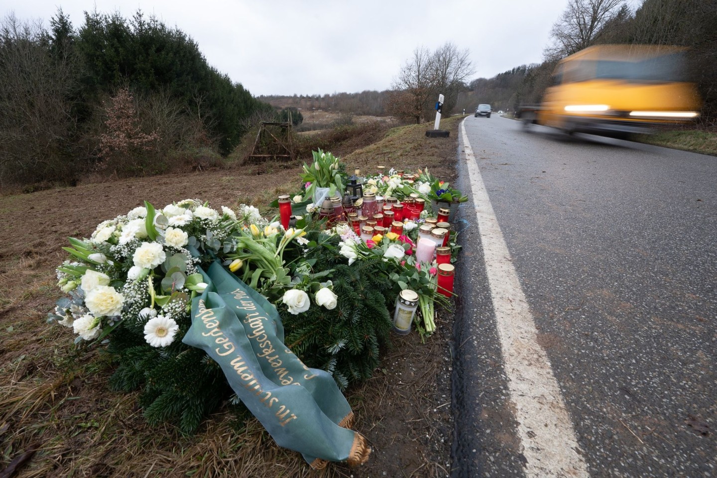 Blumen und Kerzen am Tatort, an dem Ende Januar 2022 bei Kusel zwei Polizeibeamte bei einer Fahrzeugkontrolle erschossen wurden.