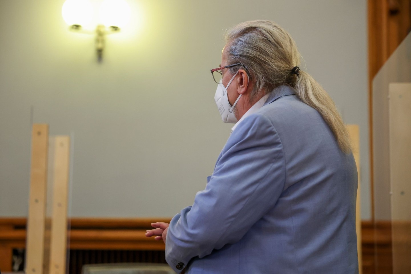 Der frühere MDR-Unterhaltungschef Udo Foht steht vor Prozessbeginn im Landgericht Leipzig.