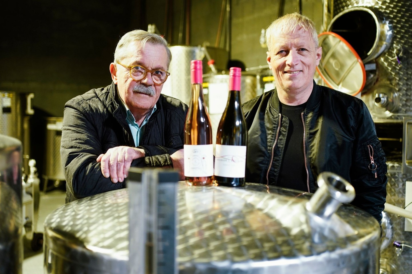 Robert Boudier (l) und Elmar Koeller, Inhaber des Weinguts Boudier und Koeller, zwischen Weinfässern.