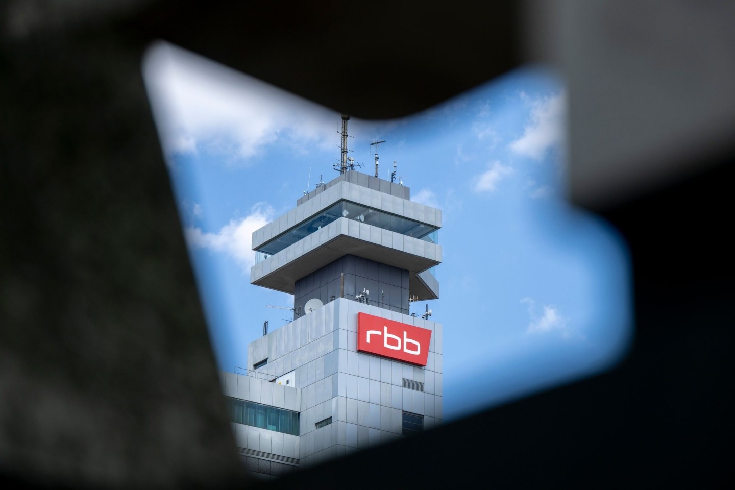 Das Logo des öffentlichen Senders Rundfunk Berlin-Brandenburg (RBB): Die Suche nach einer Interims-Geschäftsführung geht weiter.