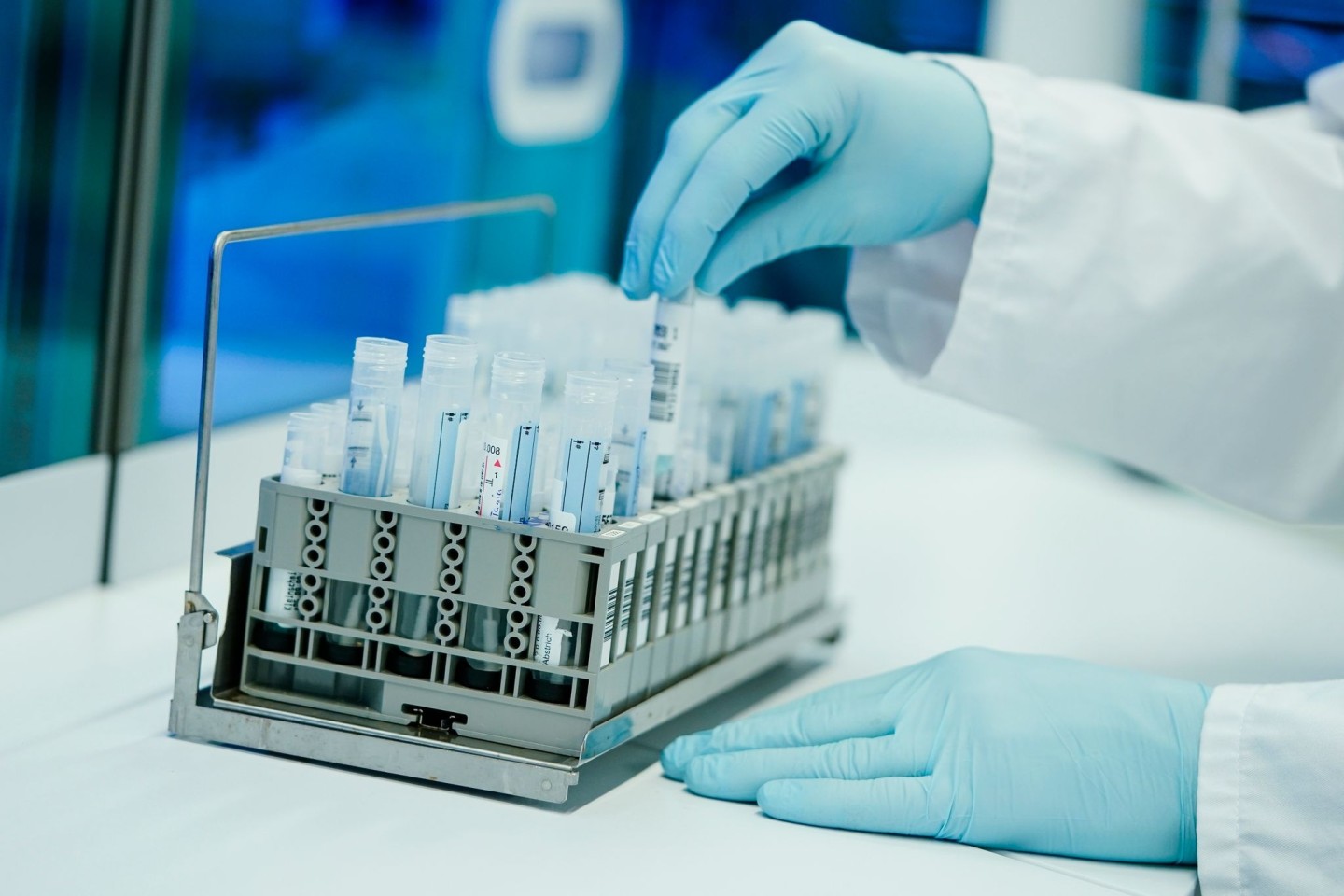 Ein Mitarbeiter bereitet in einem Heidelberger Coronatest-Labor PCR-Teströhrchen vor.