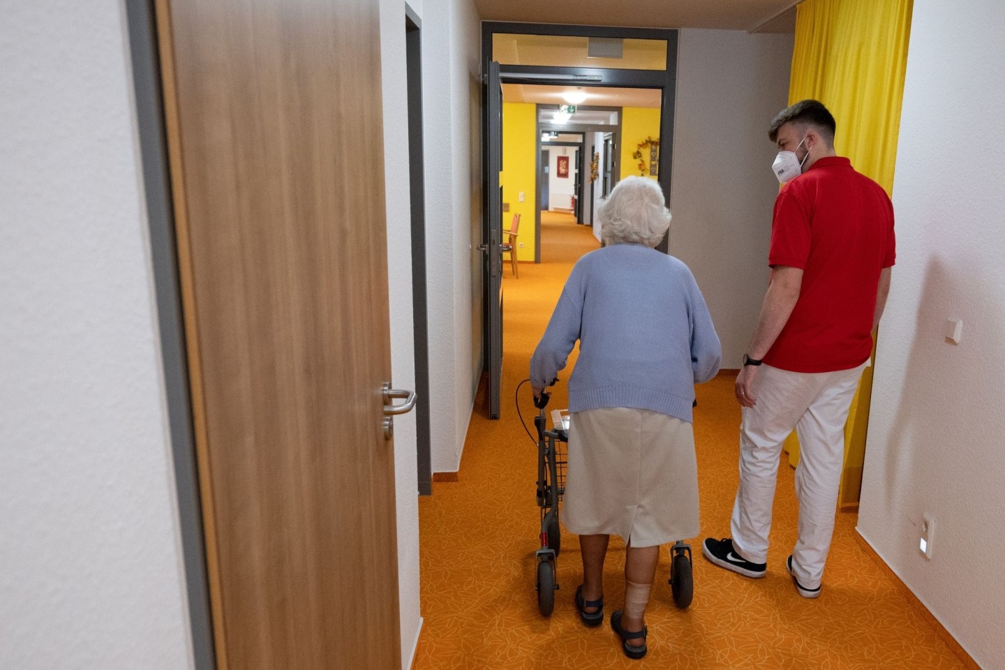Die Zahl der Corona-Fälle steigt in Deutschland weiter an - auch in Alten- und Pflegeheimen.