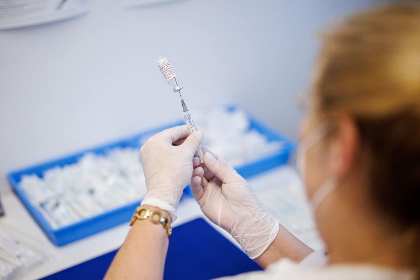Eine Krankenschwester zieht im Impfzentrum Freising den Impfstoff Nuvaxovid auf eine Spritze auf.