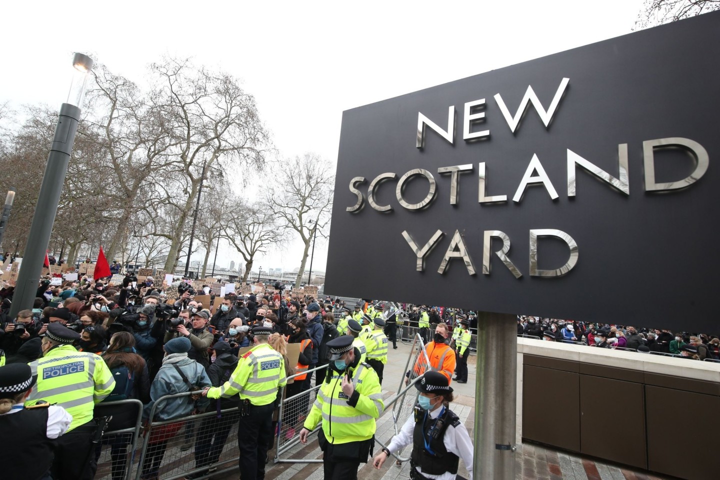 Menschen versammeln sich 2021 nach dem Mord an der Londonerin S. Everard vor der Zentrale von New Scotland Yard zu einer Mahnwache.