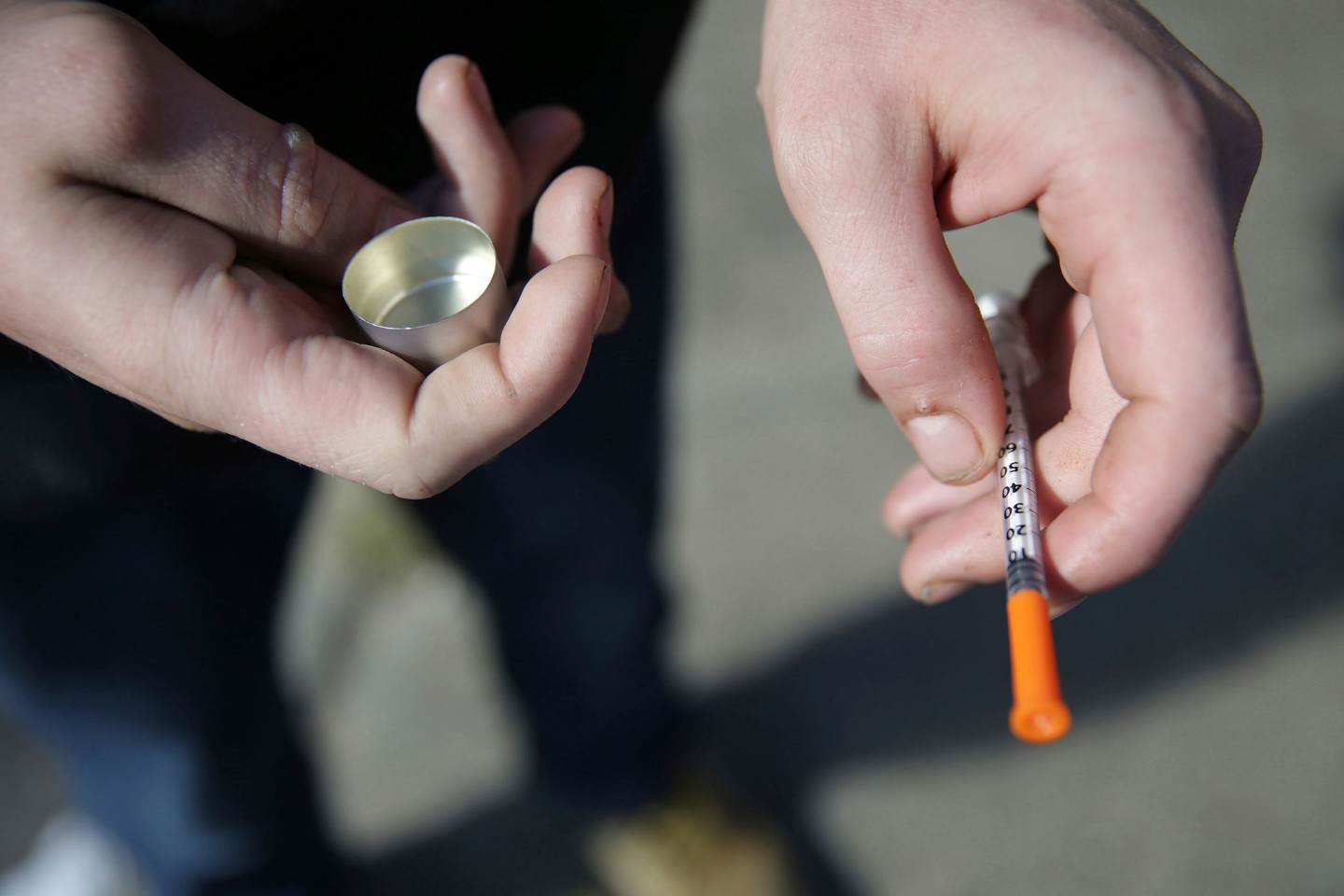 Ein Mann in Philadelphia hält eine Spritze für eine Fentanyl-Injektion in der Hand.