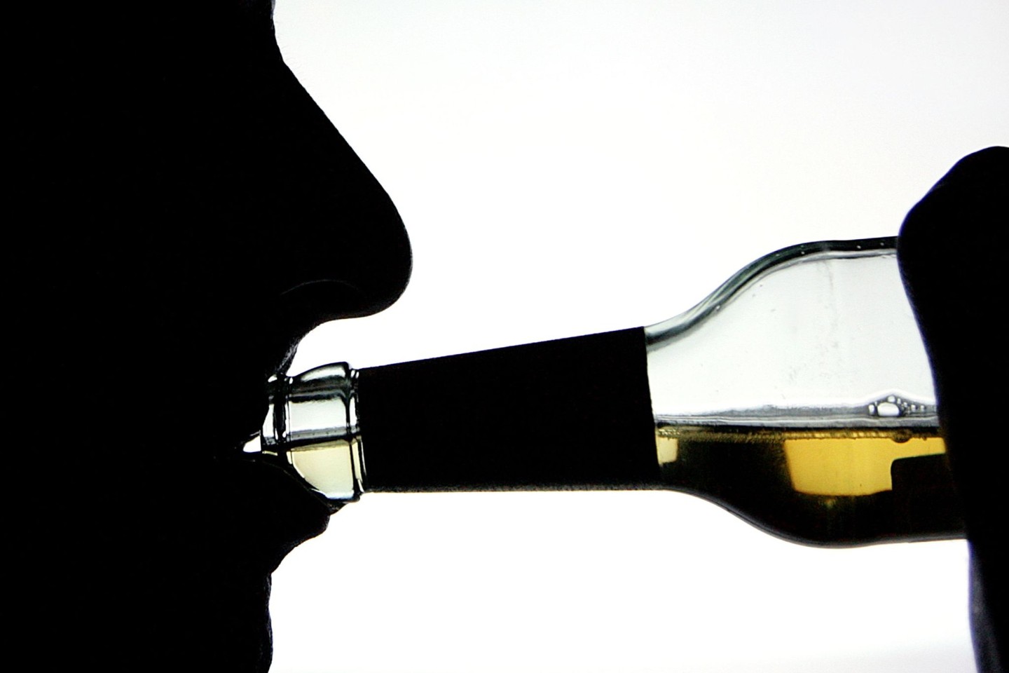 Die Silhouette eines Alkohol trinkenden Mannes. In Großbritannien ist die Zahl der Alkoholtoten in der Corona-Zeit drastisch gestiegen.