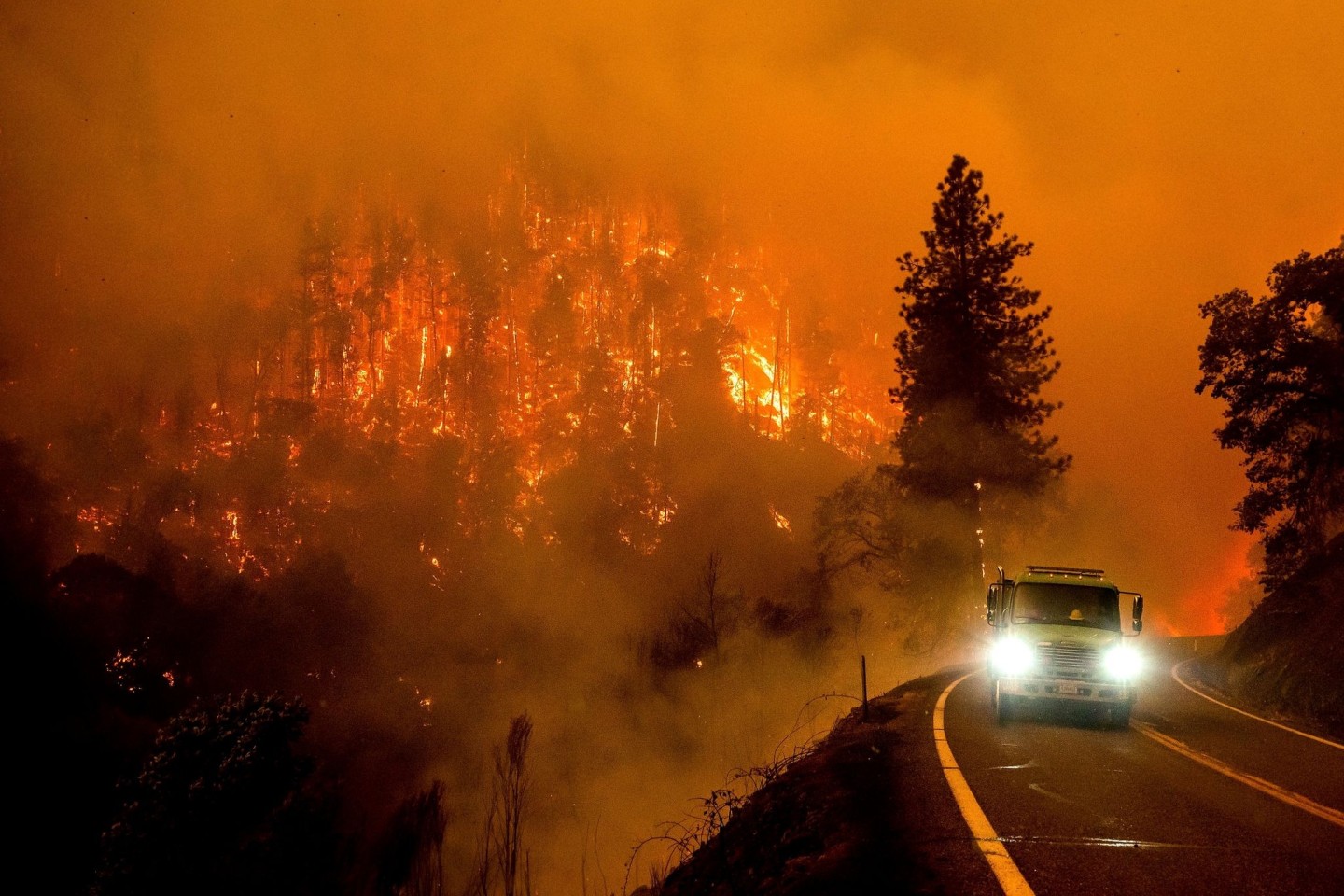 Ein Feuerwehrauto fährt auf dem California Highway 96, während das McKinney-Feuer im Klamath National Forest brennt.