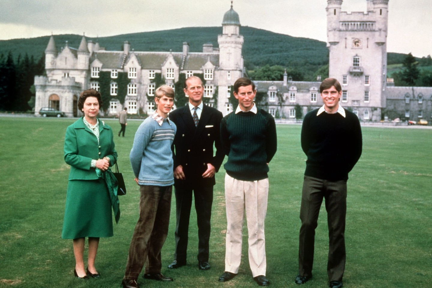 Königin Elizabeth II., Prinz Edward, Prinz Philip, Prinz Charles und Prinz Andrew vor Schloss Balmoral in Schottland im Jahr 1979.