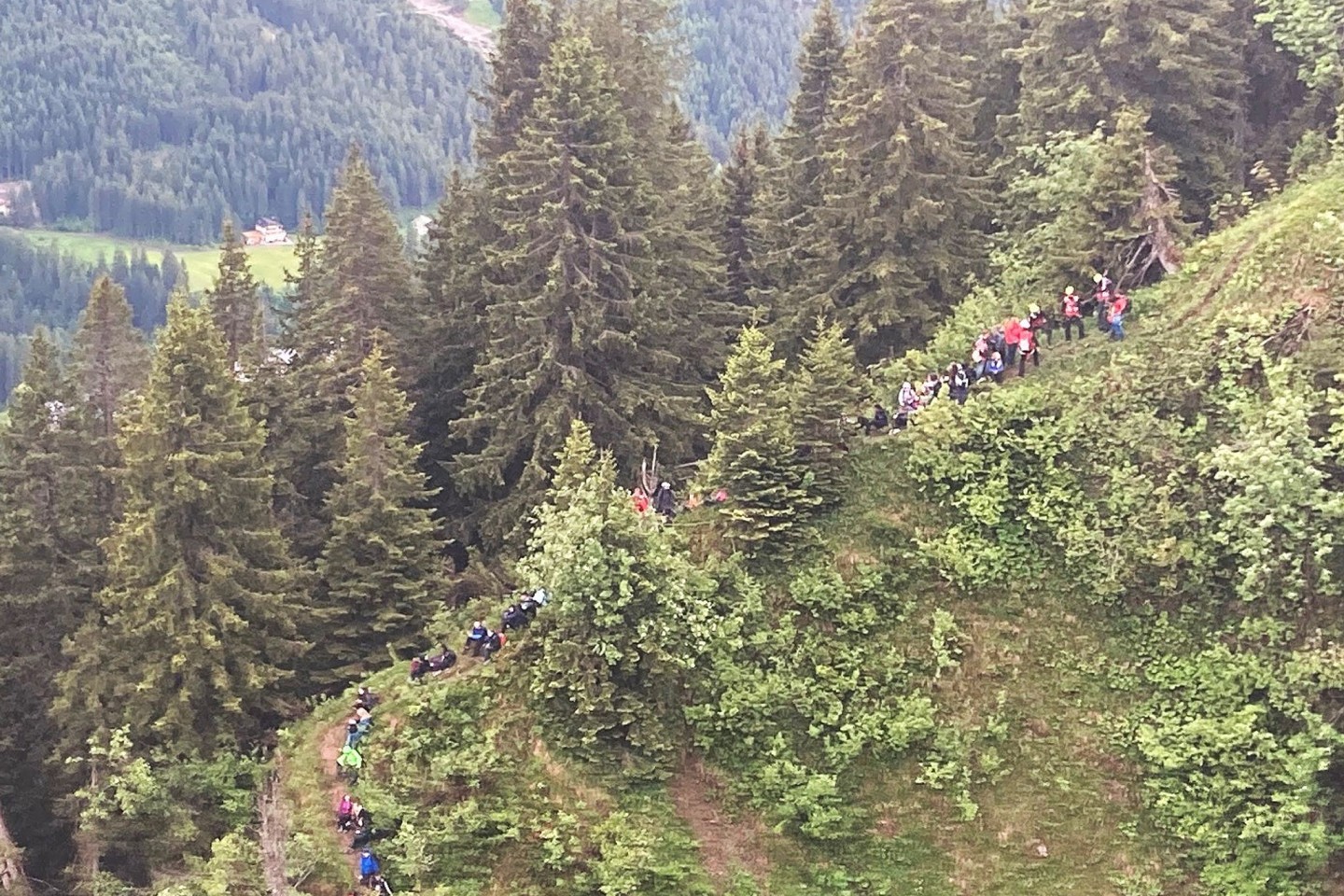 Schüler und eine Lehrergruppe im österreichischen Kleinwalsertal. Mehr als 100 Personen sind mit Hubschraubern aus Bergnot gerettet worden.