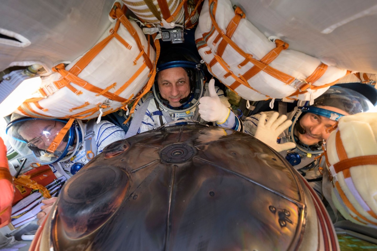 Erst vor wenigen Tagen sind US-Astronaut Mark Vande Hei (l-r) und die russischen Kosmonauten Anton Schkaplerow und Pjotr Dubrow gemeinsam mit einer Sojus-Kapsel von der ISS auf die Erde zur