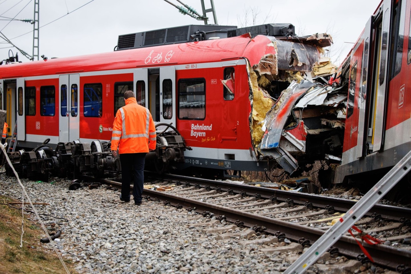 Ein Mitarbeiter der Deutschen Bahn geht an der Unfallstelle zweier aufeinander geprallter S-Bahnen in der Nähe des Bahnhofes Ebenhausen-Schäftlarn vorüber.