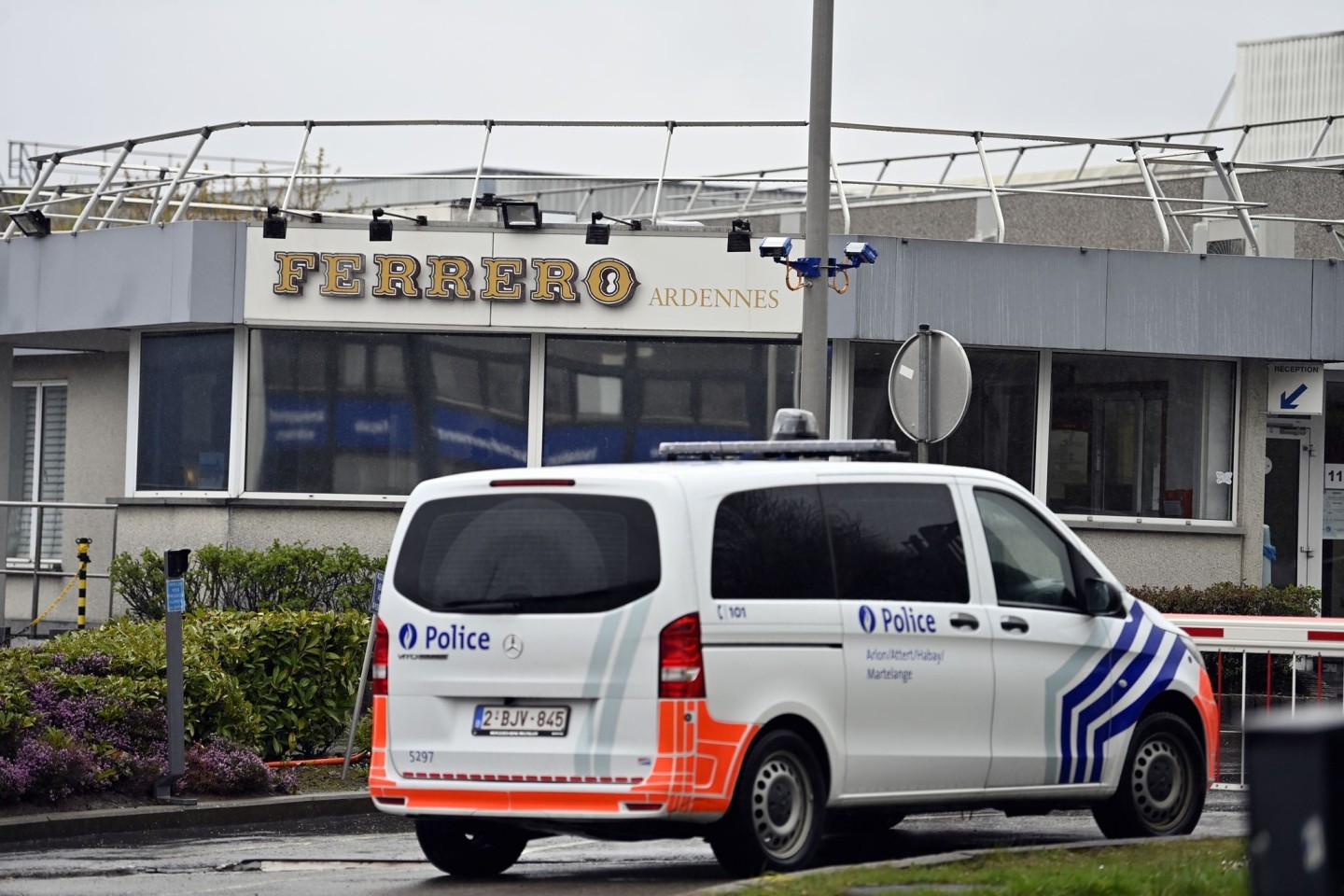 Ein Polizeifahrzeug steht vor der Ferrero-Fabrik im belgischen Arlon.