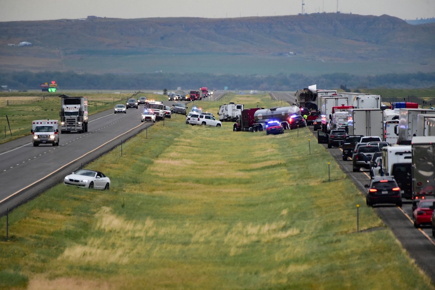 Ersthelfer arbeiten an der Unfallstelle auf der Interstate 90 in Montana.