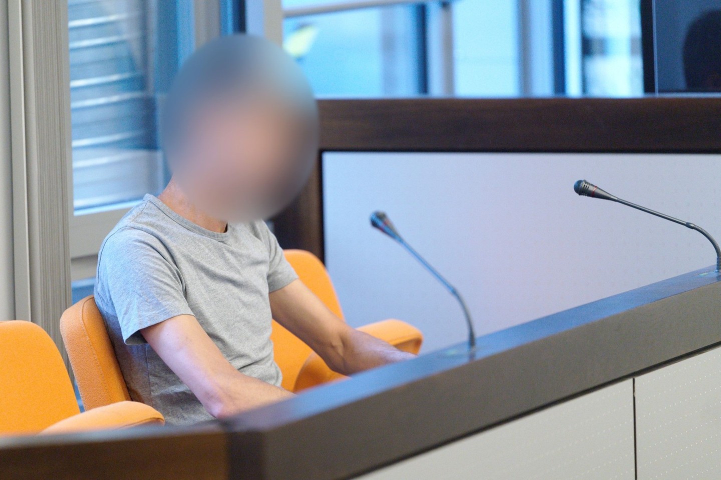 Säureanschlag auf einen Spitzenmanager: Der Angeklagte sitzt im Gericht in Wuppertal.