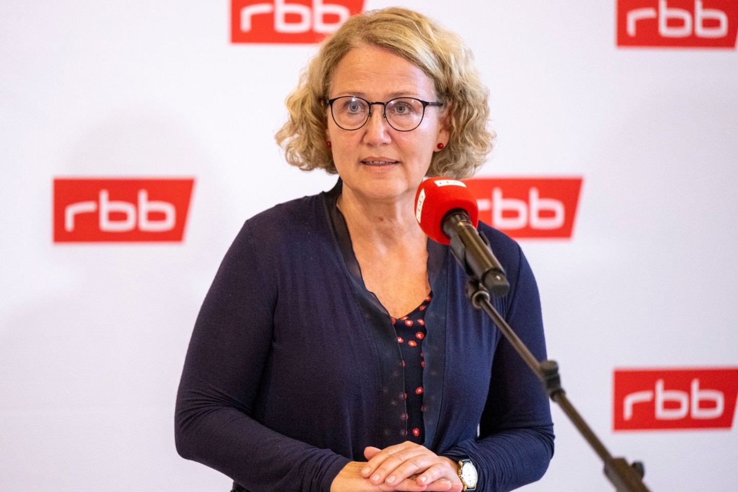 RBB-Verwaltungsratschefin Dorette König gibt ein Pressestatement ab.