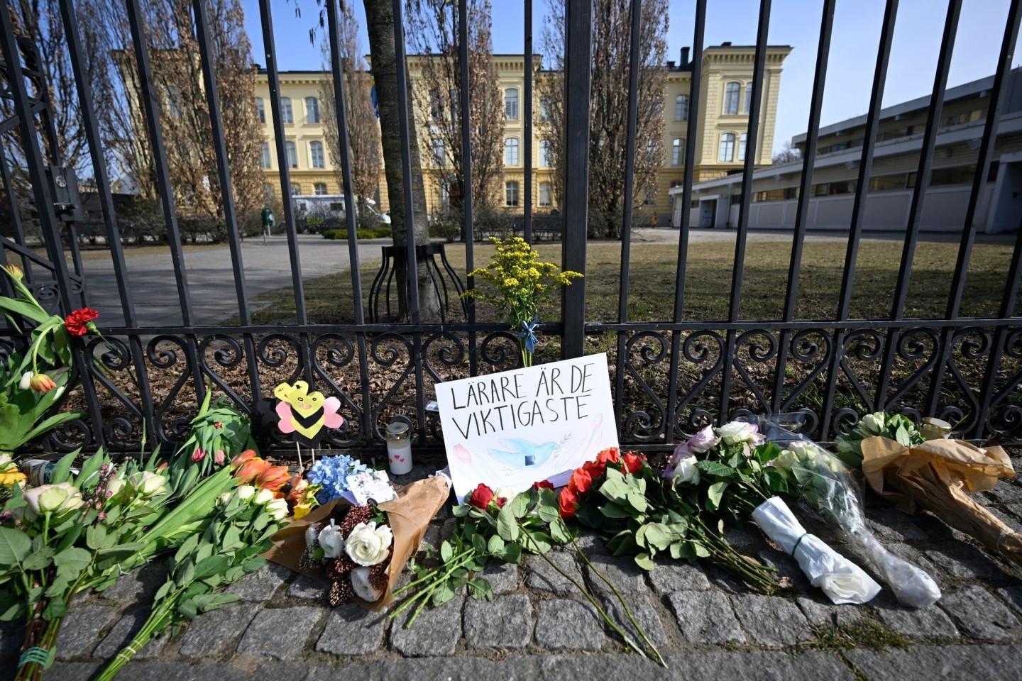 Blumen liegen vor dem Gymnasium: Bei einer Gewalttat an der Schule waren zwei Lehrerinnen getötet worden.